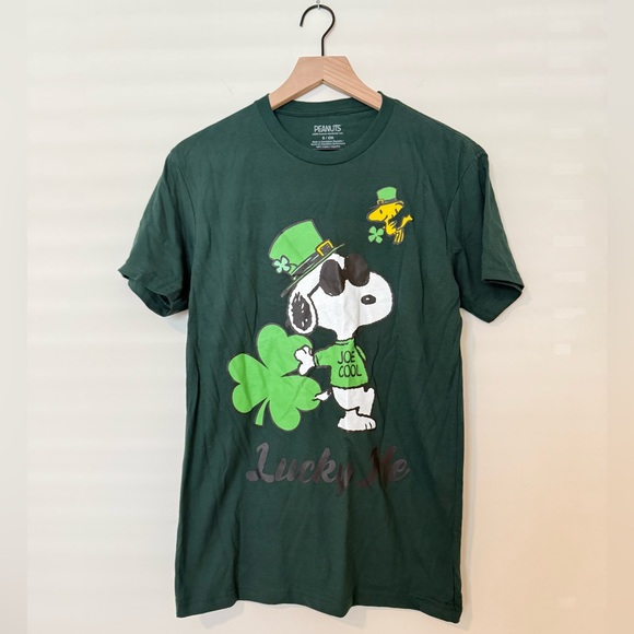 [Peanuts] NWOT Snoopy and Woodstock Joe Cool Lucky Me Green Shamrock Tee Size S - Picture 1 of 6